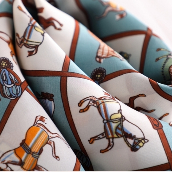 Beautiful Vintage Horse Pattern Silk-like Scarf - Picture 4 of 5